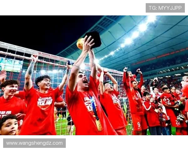 上海海港客场小胜大连英博成功夺得中超三连冠荣耀