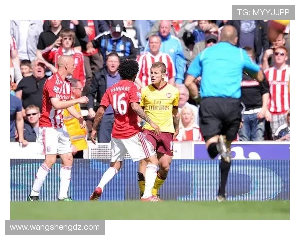 卢顿主场悬挂新帅威尔希尔老球衣彰显青训情怀